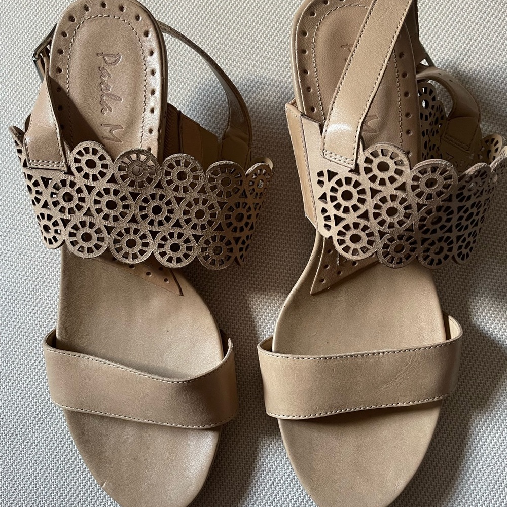 Women's Beige Sandals with Floral Cutout
